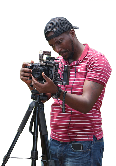 Rwamaza Lambert filmant avec sa caméra